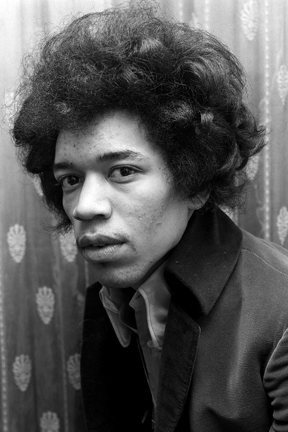 A legendás rock zenész eddig tisztázatlan körülmények között halt meg. A hivatalos közlemény szerint Jimi Hendrix 9 szem altatót vett be és halálát fulladás okozta, de mostanában felreppentek a pletykák, hogy a menedzsere végzett vele, nem pedig véletlen öngyilkosságot követett el.