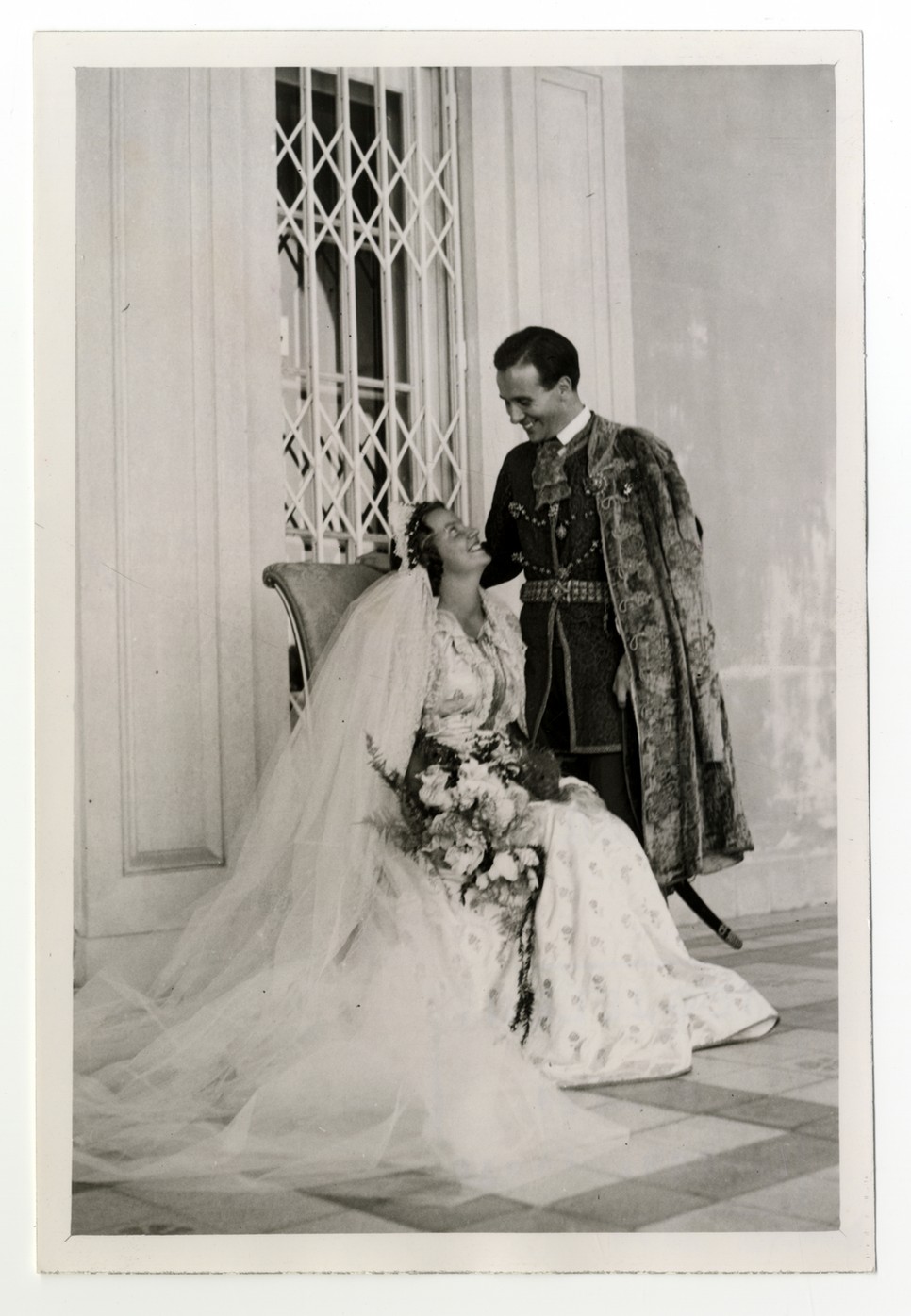 Margit királyi hercegnő és Erba-Odescalchi Sándor a főhercegi kastély teraszán, Tihany, 1943. MNMKK Magyar Nemzeti Múzeum Történeti Fényképtára