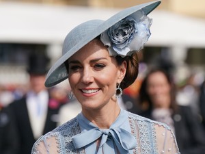 Dobj el mindent: Katalin hercegné félvállas ruhában, szupersztárként zongorázik