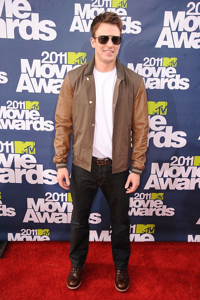 Ez a fotó 2011. június 5-én készült a 2011-es MTV Movie Awards vörös szőnyegén, alig néhány héttel azelőtt, hogy Chris Evans bemutatkozott volna Amerika Kapitányként a Marvel-Moziverzumban.