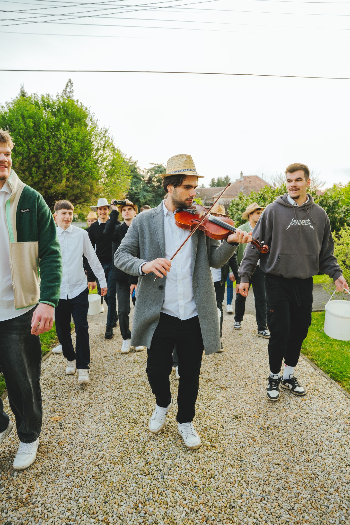 A húsvéti locsolkodást eddig ciki volt szeretni, a fiatal magyar fotós képeinek hála új értelmet kap a hagyomány