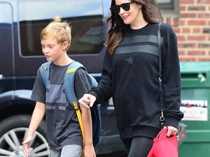 Hiába a nagy pulcsi, már ott dudorodik Liv Tyler pocakja