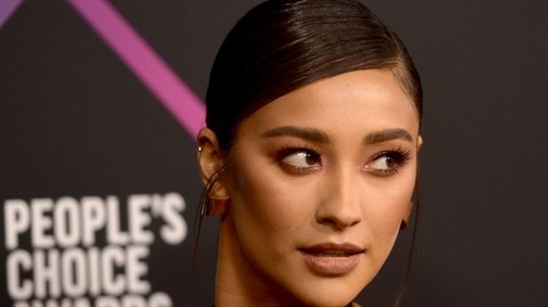 Shay Mitchell csak ezt a ruhát próbálta fel, és nem fogott mellé