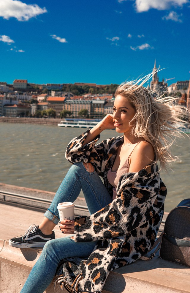 Ember Csilla ma egy szuper poncsós szettet mutat nekünk