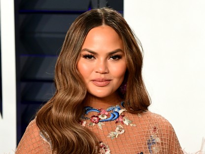 Chrissy Teigen meztelen várandós képet posztolt