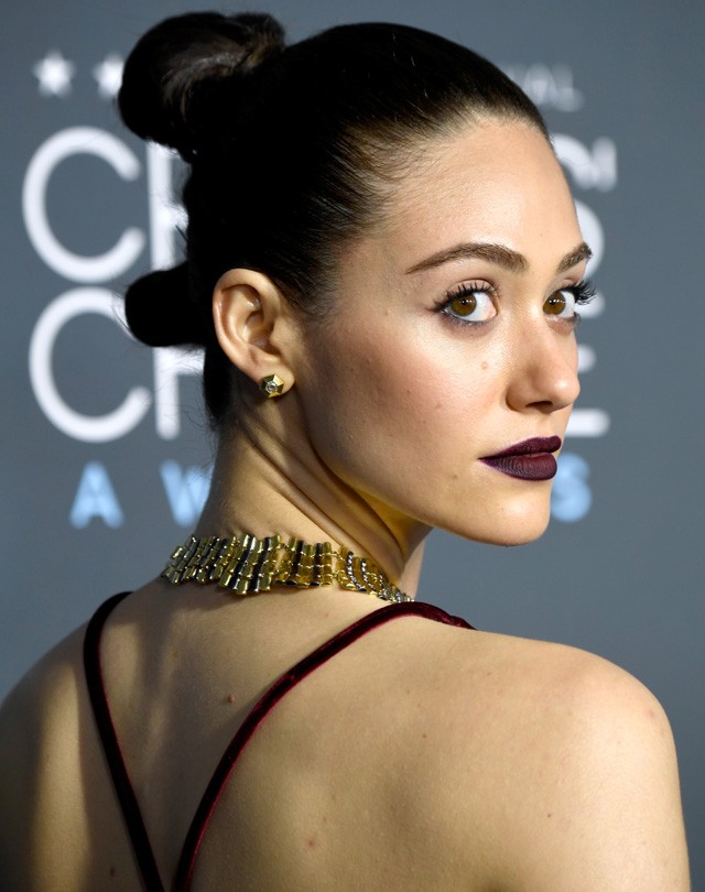 Az arany kiegészítők tökéletesen a vörös ruhához, a picit gót sminkjével Emmy Rossum az éj sötét, érzéki királynője volt ezen az estén 