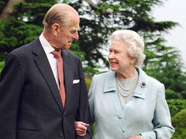 Igen, ez a sármos fiatal férfi itt Fülöp herceg, nem csoda, hogy azonnal beleszeretett Erzsébet királynő