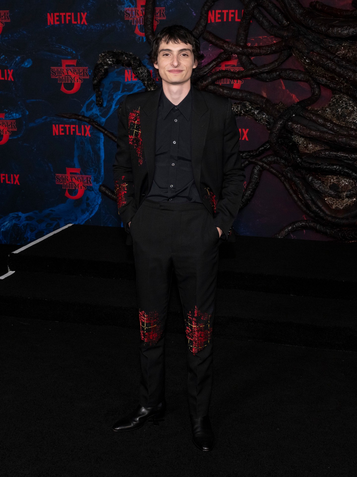 A sorozat befejező évadának premierjén fekete öltönyben pózolt a kameráknak