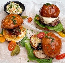 Hamburgertrió coleslaw salátával