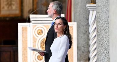 Letícia királyné szigorú vatikáni szabályt szegett meg, vele együtt mindössze hét nő teheti meg ezt a pápa előtt
