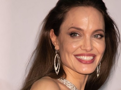 Angelina Jolie szexi ezüst ruhában tette egyértelművé, hogy még mindig ő a leggyönyörűbb színésznő