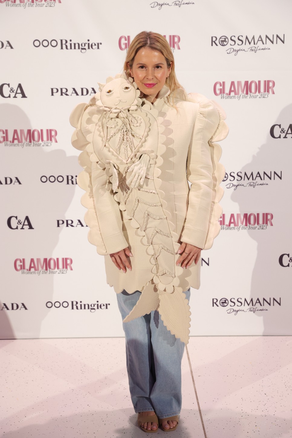 Marge a GLAMOUR gálán egy különleges ABODI kabátban