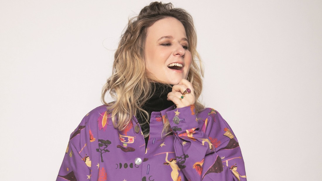 A humorista szerint fontos, hogy nyitottak legyünk a digitalizációra Stylist: Komáromy Csilla @styledbycsillu Smink: Marencsák Zsófia Haj: Szepeshelyi Gabriella Felső és alsó KAMAY KO STUDIO Garbó MANGO Nyaklánc SISTER THE BRAND Gyűrű PARFOIS