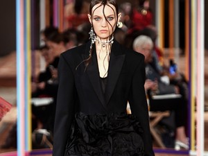 Vizes és kócos haj lesz az új trend!