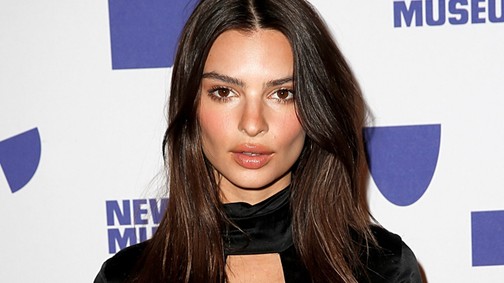 Húha! Látnod kell Emily Ratajkowski rózsaszín haját!