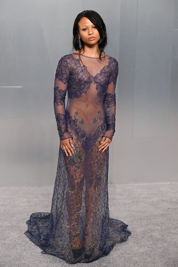 Alig takart valamit Myha’la Herrold ruhája a Vanity Fair Oscar-bulin: a finom, sötétkék csipke alatt szinte teljesen kirajzolódott a színésznő teste. A hosszú ujjú, uszályos darab merész választásnak bizonyult, amit egy darabig még biztos nem fogunk elfelejteni.