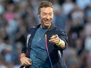 Megszólalt Chris Martin a Coldplay-koncerten történt incidens kapcsán, de csak olajat öntött a tűzre