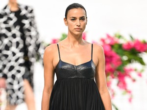 Irina Shayk nadrág nélkül kísérte az iskolába kislányát