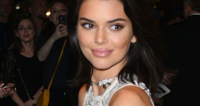 Nem hiszünk a szemünknek! Kendall Jenner újabb embert lökött arrébb!