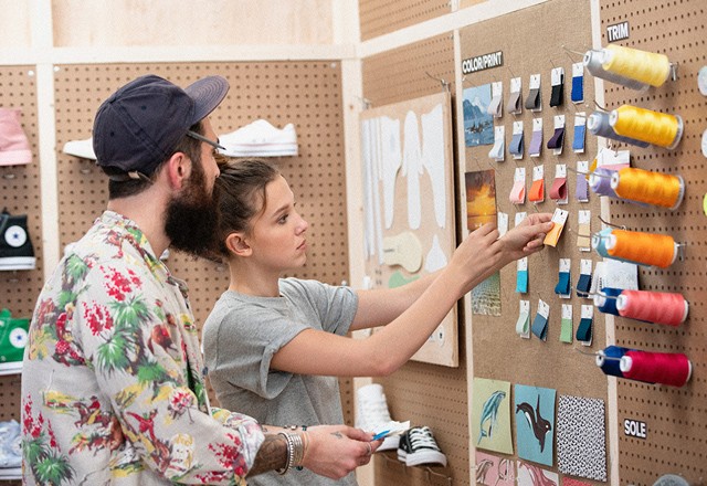 Millie Bobby Brown a Converse kreatív stúdiójában