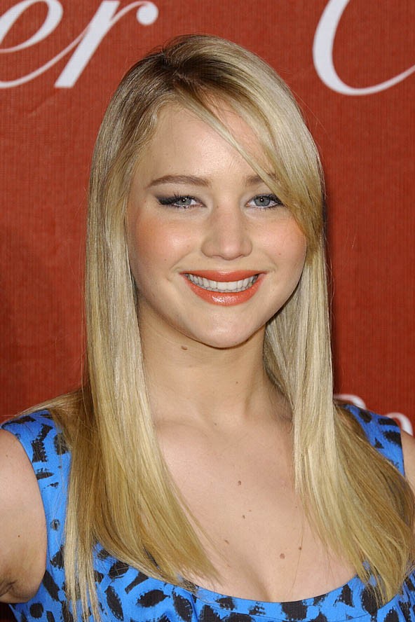 Egyenes hajjal is megnyerő, amint ez ebből a 2011-es fotóból is látszik.