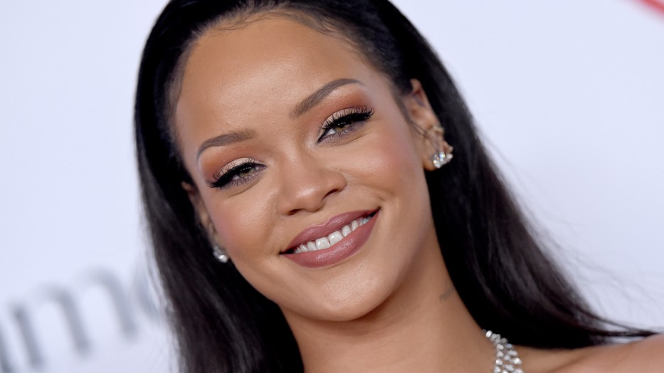 Rihanna rózsaszínű terhes ruhájára senkinek egy szava sem lehet