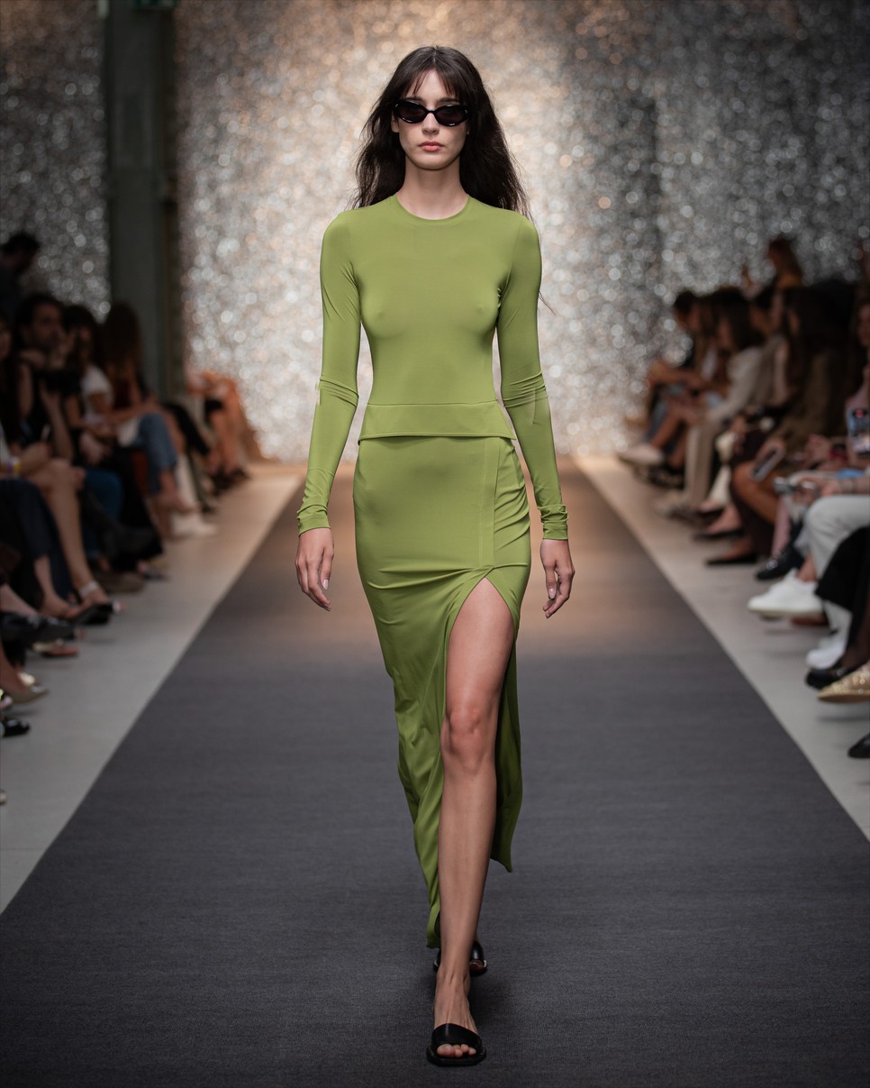 A jellegzetes bézs, fehér és fekete színek mellett a zöld is fontos szerepet kapott a kollekcióban