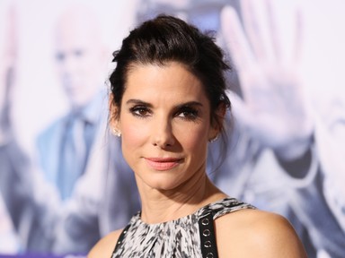 Sandra Bullock visszatért a vörös szőnyegre, és ÚRISTEN, milyen jól néz ki!