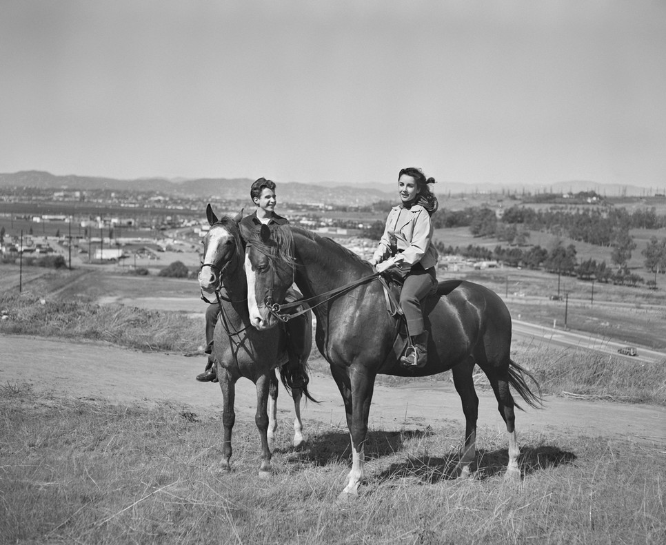A tizenéves Elizabeth Taylor lovaglással múlatja az időt fiatal színésztársával, Scotty Beckettel 1946 körül.