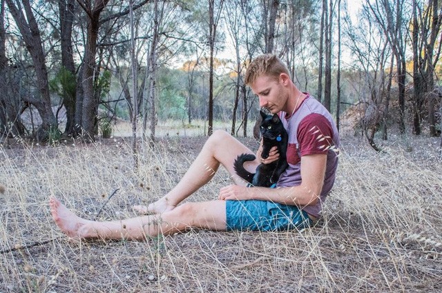 Feladta az állását csak azért, hogy macskájával utazza be a világot! Ilyen életet akarunk!