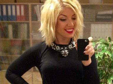 Tolvai Reni egyik kedvenc fellépőruháját mutatja