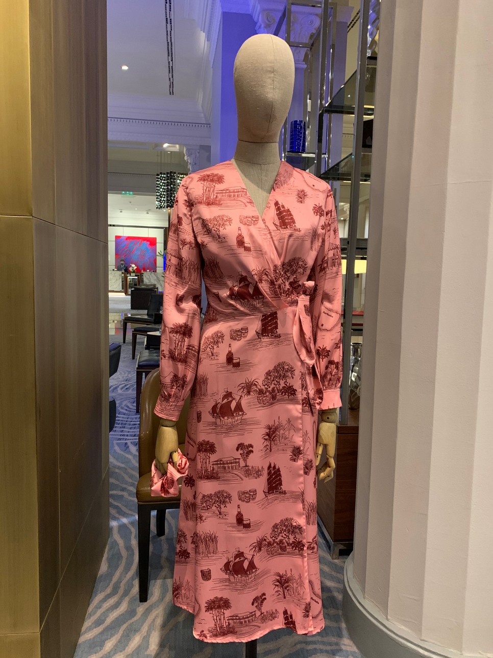 Ha színes ruhatár, akkor Anna Daubner! Megnéztük a tervező új kollekcióját a Kaffee Wienben!