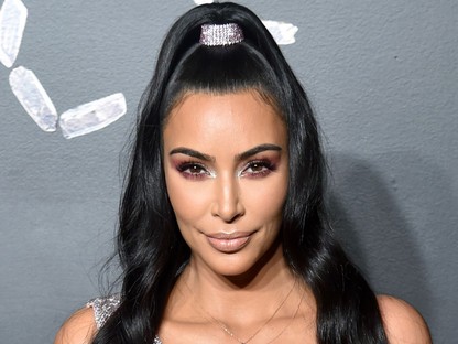 Gravitáció? Kim Kardashian mellei magasról tesznek rá