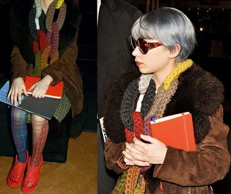 A szürke mindenhez megy. Ha valaki, hát ő megteheti, hogy ezüstre fesse a haját. Na és a piros rúzs? Ezt hívják komplett egésznek.