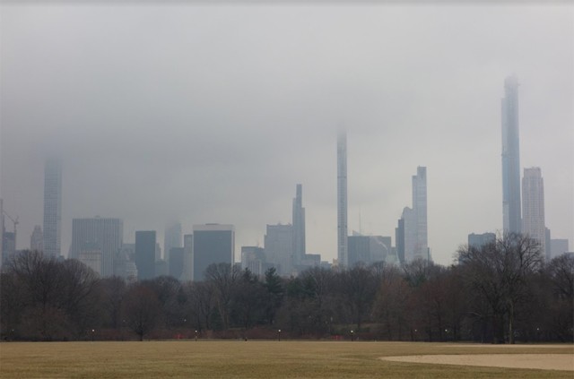 Central Park déli része a parkból nézve, 2020 február. A képen a magas épületek (balról jobbra: 432 Park Avenue, 53 West 53 Above MoMA, 111 West 57th Street, One 57, Central Park Tower, 220 Central Park South) mind privát rezidenciák. 