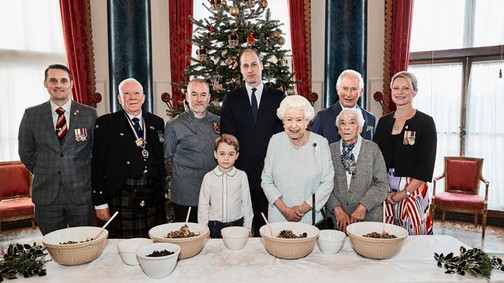 Ez őrület! A királyi család karácsonyi fotóin György herceg pudingot kever a királynő előtt