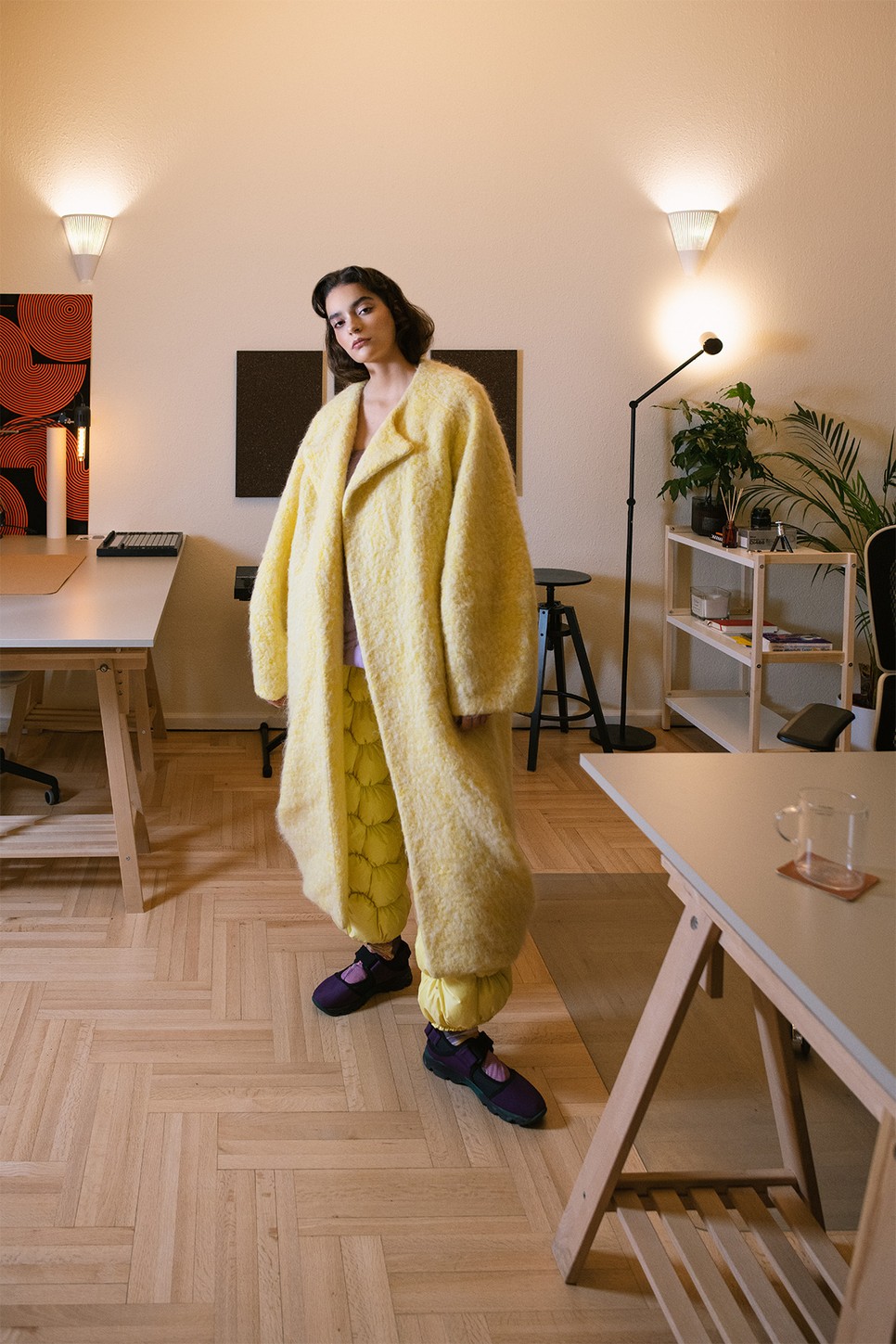 Kabát, top, nadrág, zokni PINTÉR JUDIT, Cipő MARNI