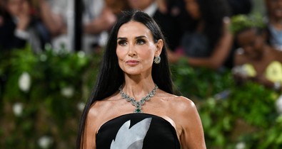 A 61 éves Demi Moore bevállalta a meztelenruhát, és tarolt