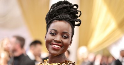 Lupita Nyong'o meztelen felsőtesttel jelent meg a vörös szőnyegen