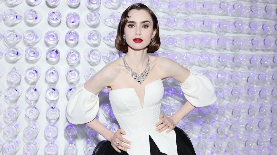 Lily Collins hamisíthatatlan Emily Párizsban hangulatba öltözött a 2023-as Met-gálán