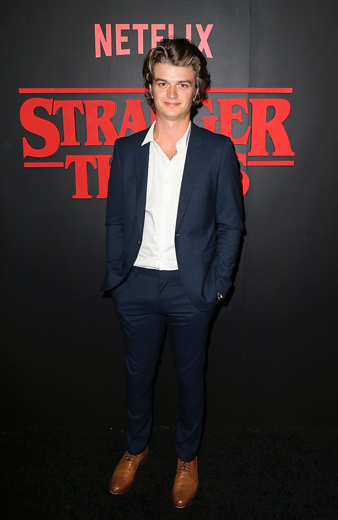 Joe Keery először 2016-ban, a Stranger Things első évadának júliusi premierjén pózolt a fotósoknak.