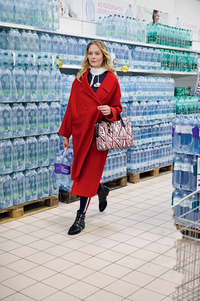 Nemcsics Dorina, a gyönyörű modell szuperanyuként teljesít