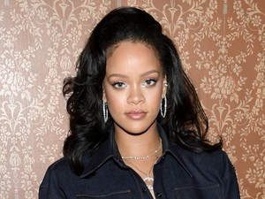 Ez a zokni 350 ezer forintba kerül, Rihanna meg felvette