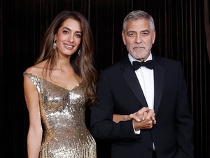 Amal Clooney élete legszebb ruhájában lépett a vörös szőnyegre, csak úgy ragyogott George Clooney mellett