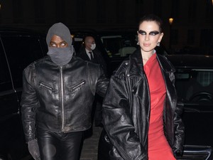 Julia Fox és Kanye West merész  szettben debütált a vörös szőnyegen