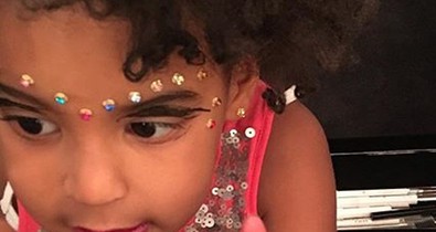 Cukiság: Beyoncé 4 éves lánya sminkel!