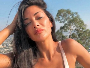 A 42 éves Nicole Scherczinger lila feszülős ruhában mutatta meg bomba alakját