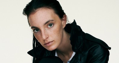 A repülőgép ablakán keresztül is érik káros UV-sugarak a bőrt - Szépségápolási tippek és trükkök Balázs Luca Glamour-nagykövettől