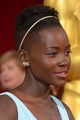 Az este sztárja, Lupita Nyong`o ezzel a bájos, arany hajráffal dobta fel extrém rövid göndör haját.