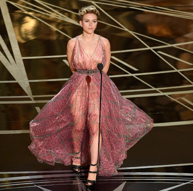 Scarlett Johansson átlátszó ruhában az Oscaron